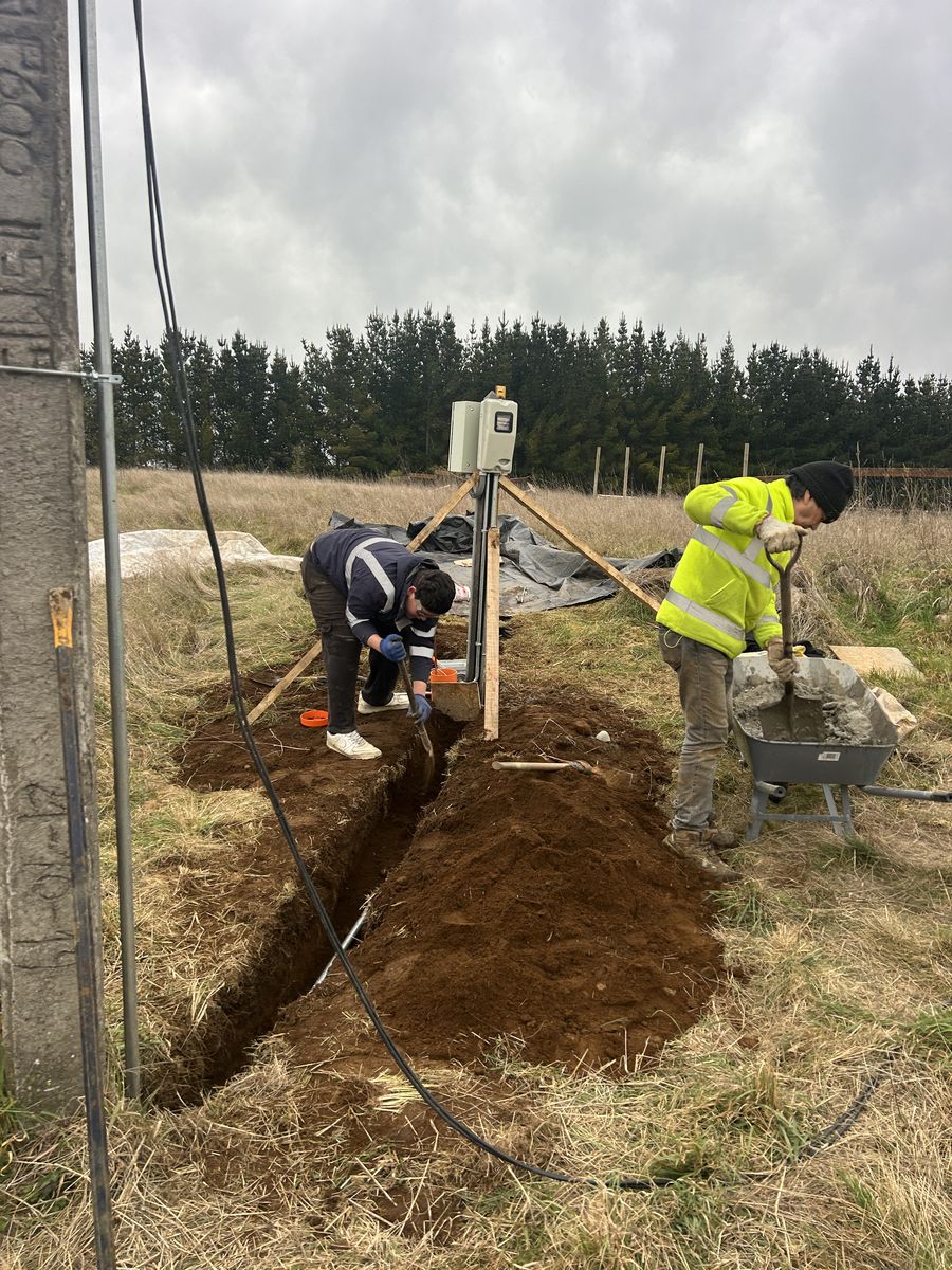 Técnico trabajando la canalización de la instalación dentro de la zanja