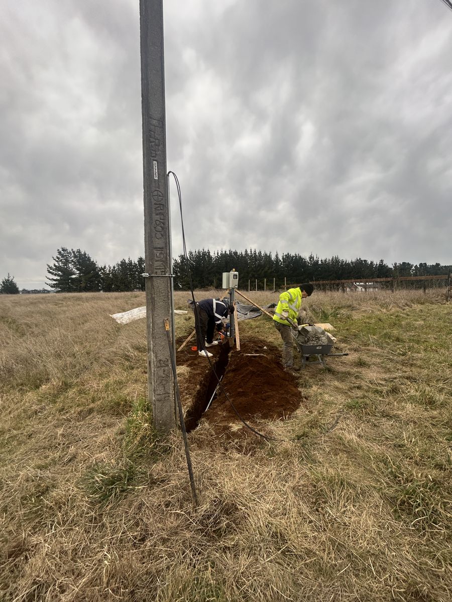 Operarios hormigonando la base de la estructura del empalme junto a la zanja