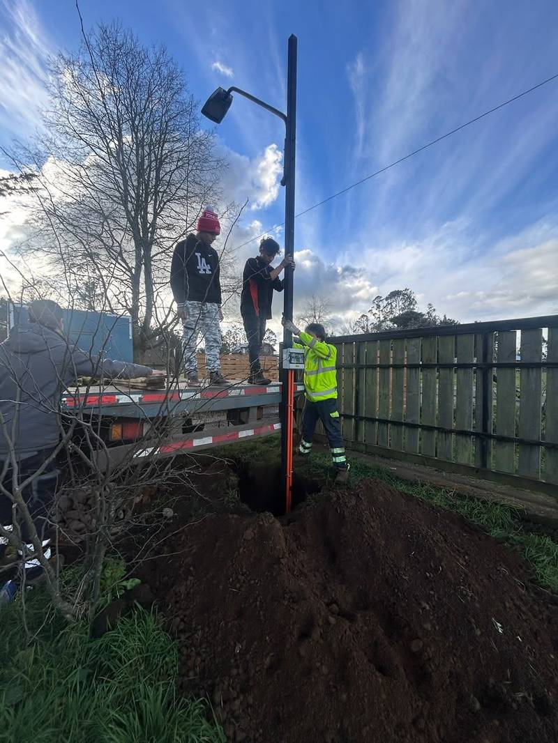 Instalación de poste para empalme eléctrico aéreo, en etapa de proceso