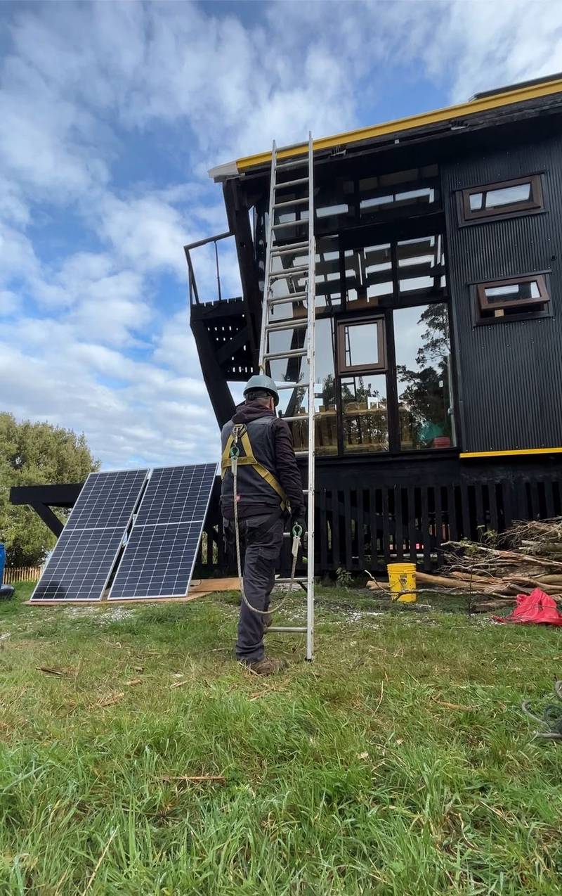 Montaje de paneles solares en vivienda rural, en etapa de proceso