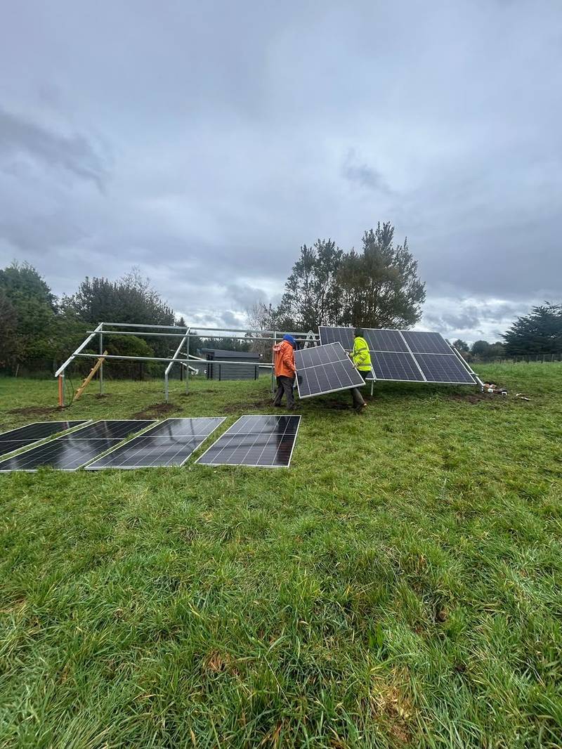 Montaje de paneles solares en estructura de suelo, en etapa de proceso