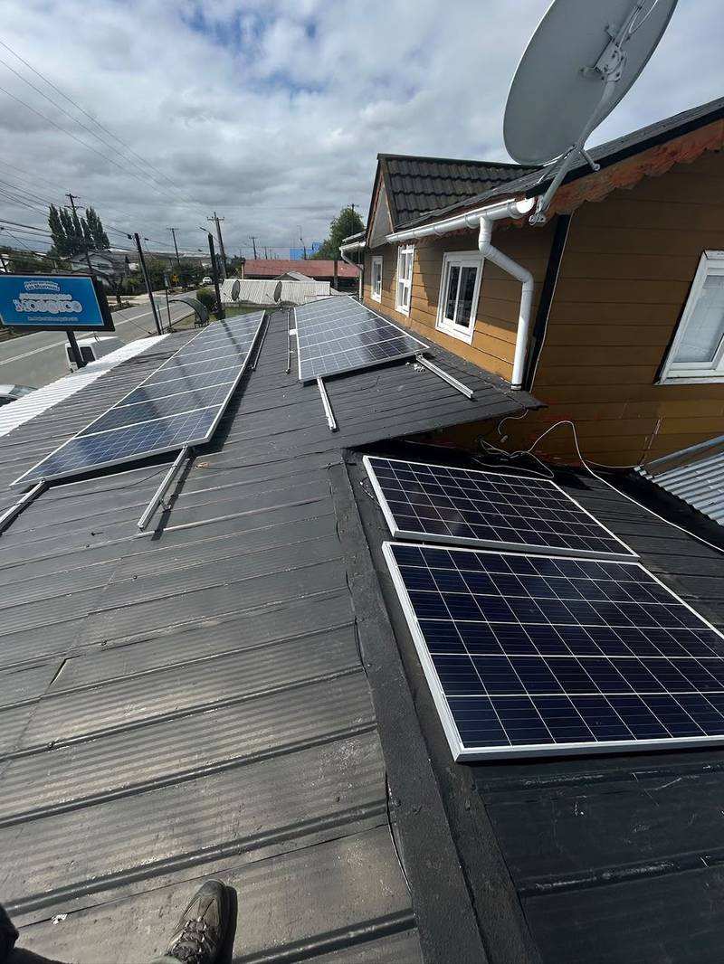 Paneles solares instalados en el techo de una vivienda, montaje terminado