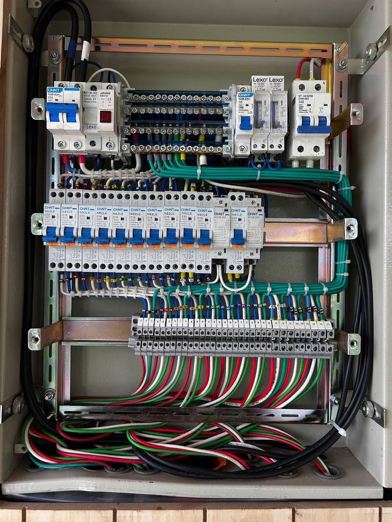 Tablero eléctrico domiciliario con protecciones y cableado ordenado, trabajo terminado