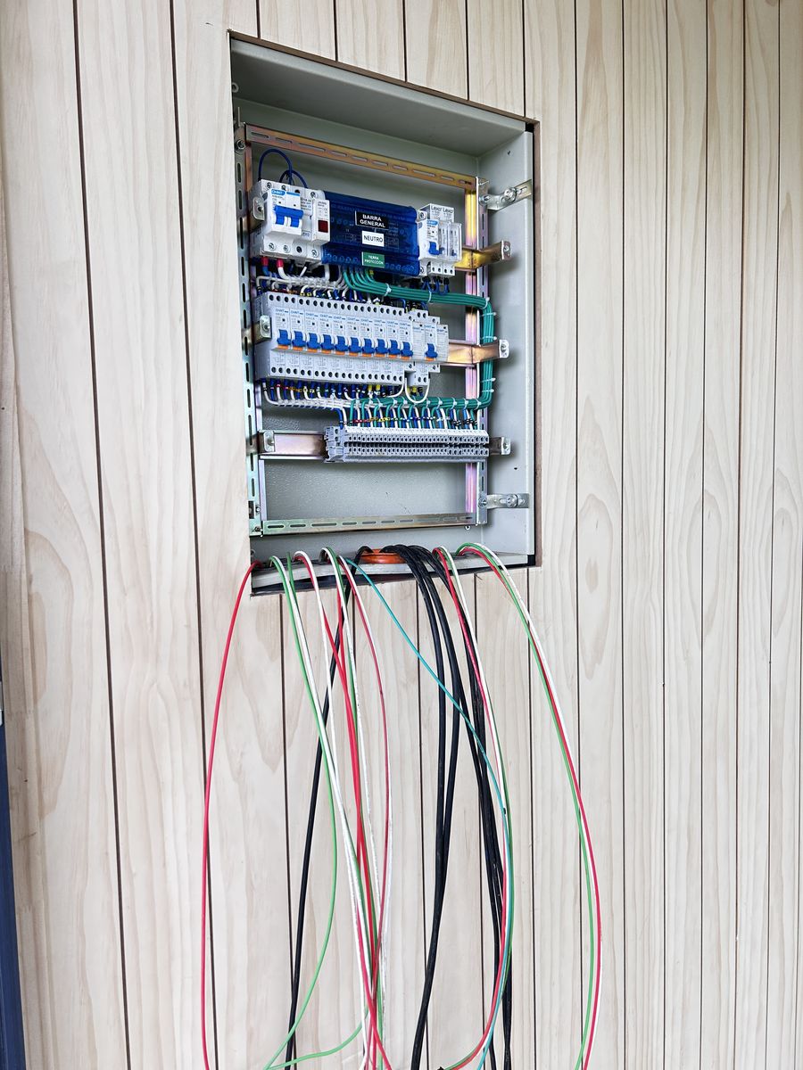Tablero eléctrico embutido en el muro con protecciones y conductores organizados para los circuitos de la vivienda