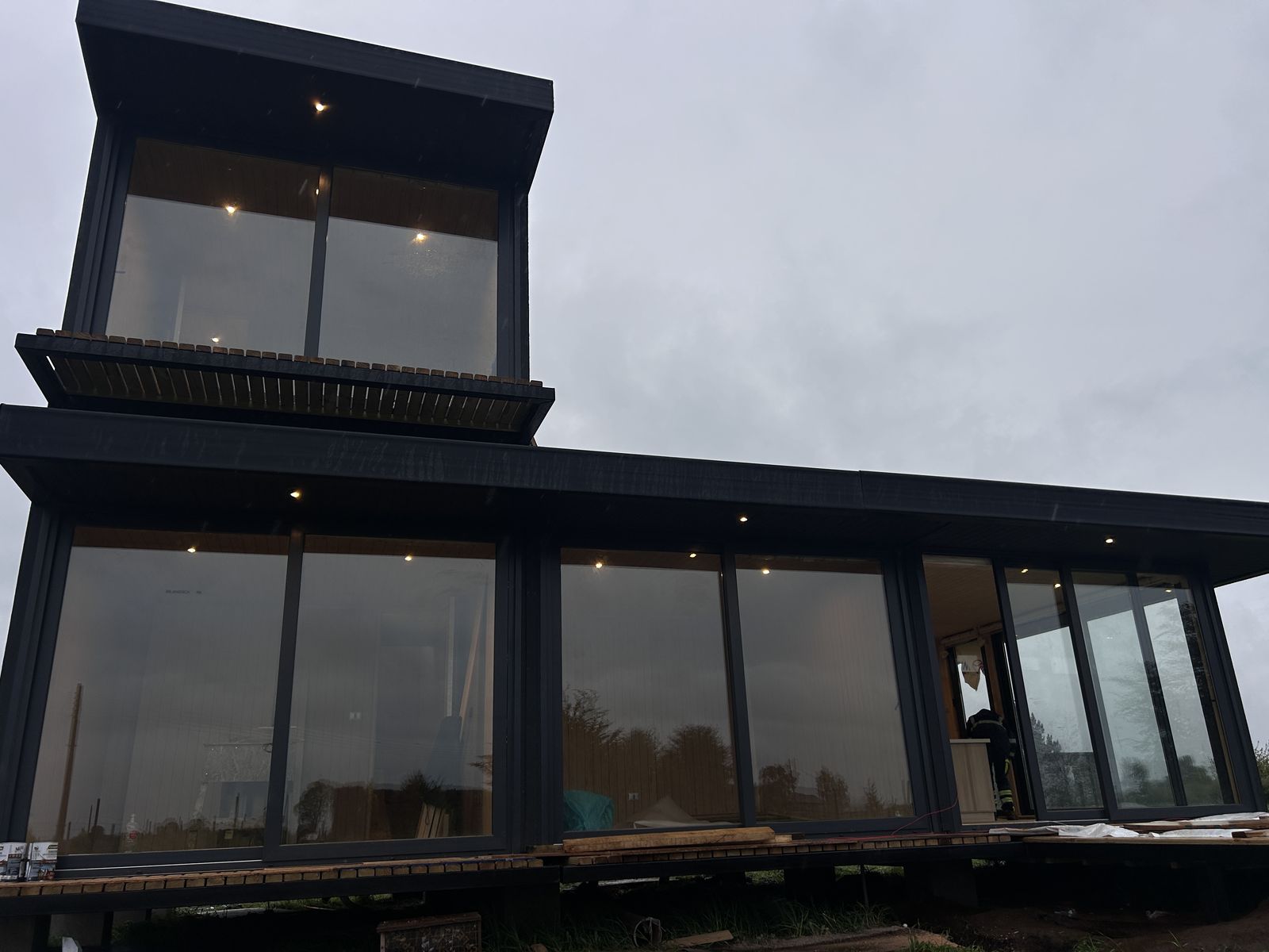 Vivienda moderna terminada y energizada, con su instalación eléctrica integrada al proyecto