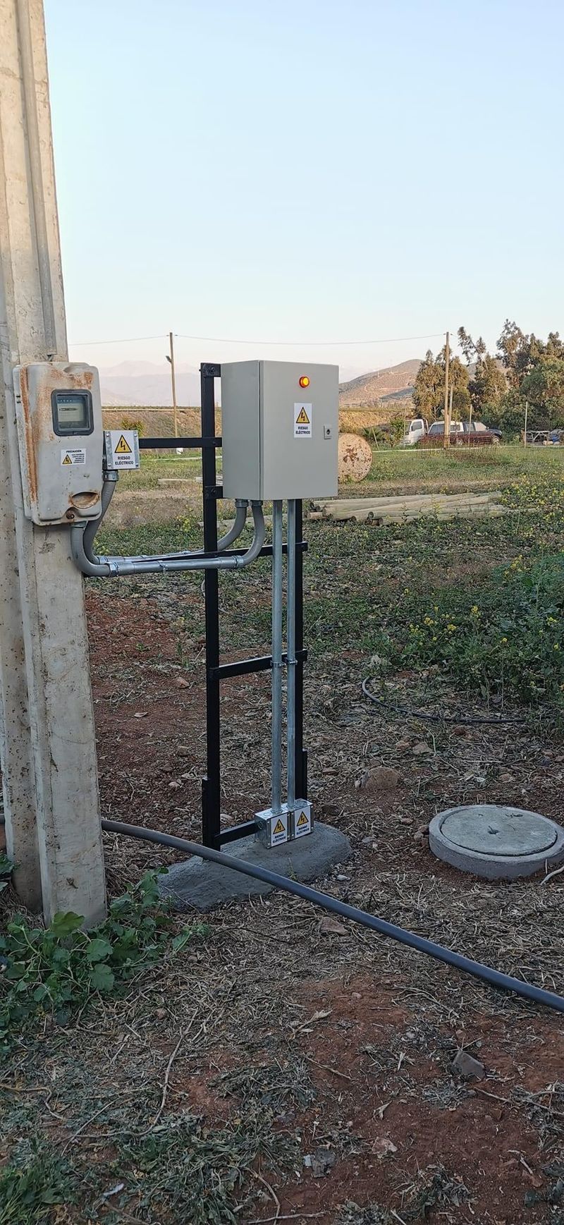 Medidor existente junto a gabinete y canalizaciones del sistema fotovoltaico en su punto de conexión eléctrica