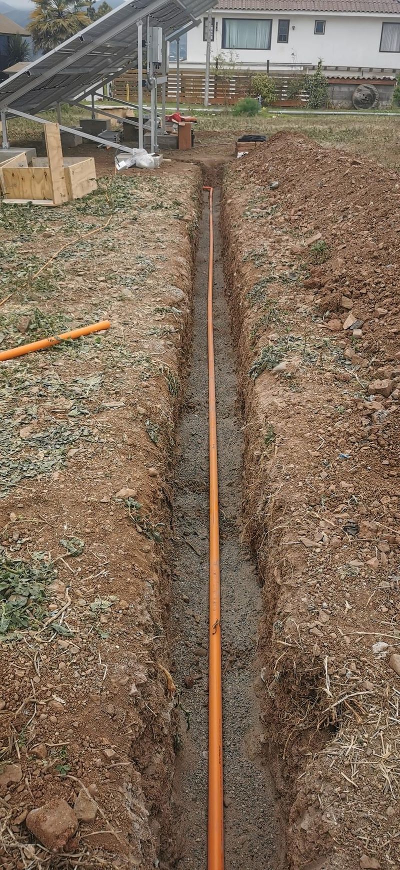 Ducto de canalización instalado en línea recta dentro de la excavación antes de su cierre